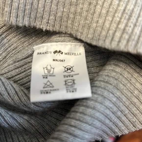 Brandy Melville Cropped Long Sleeve Ribbed Knit Top - Picture 8 of 9